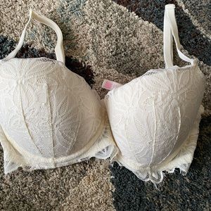 34DD Victoria’s secret’s bra